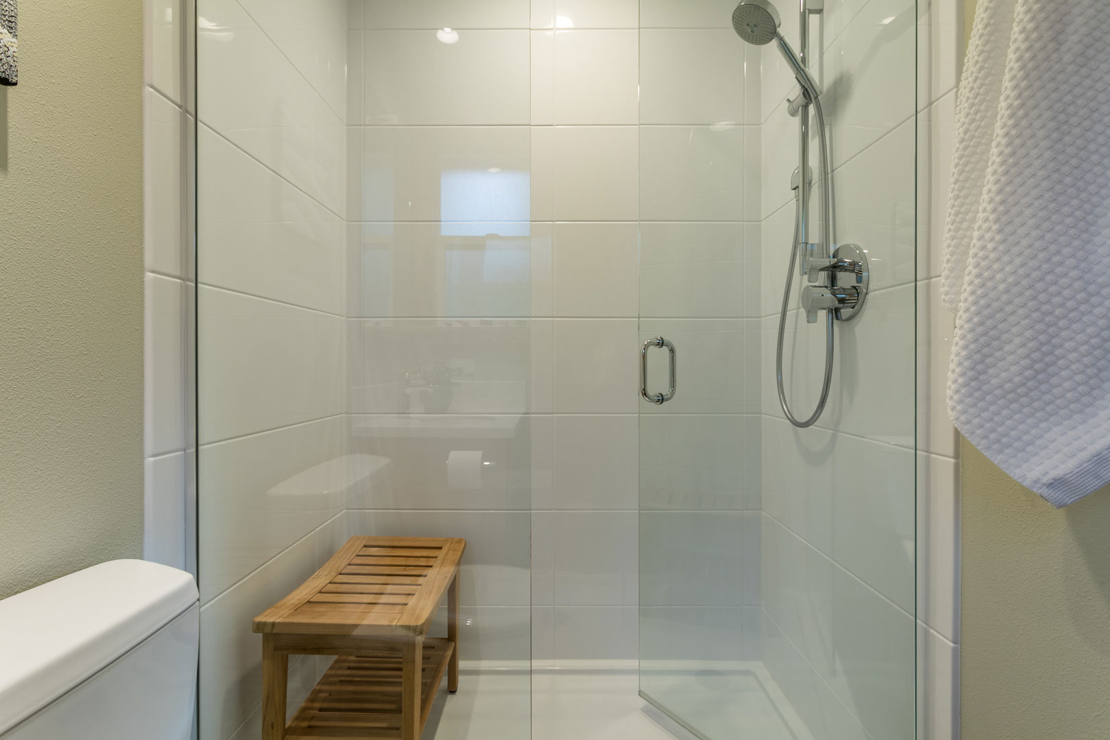 jack and jill updated bathroom remodel - Henderer Design + Build, Corvallis OR