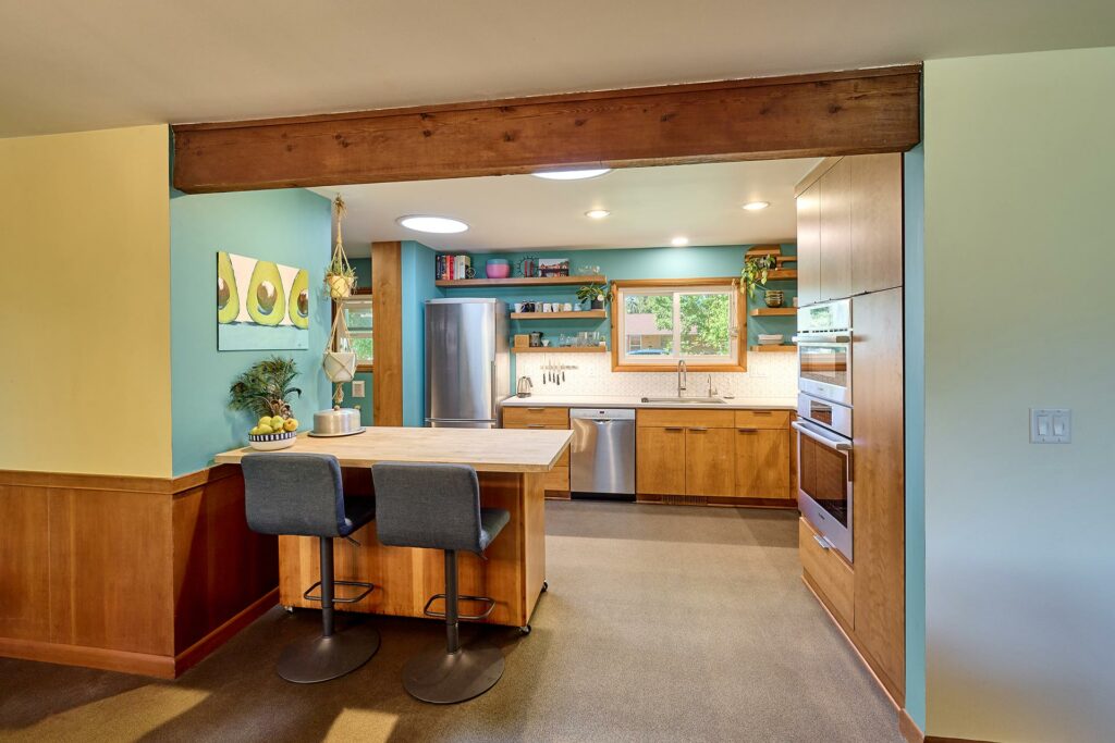 Midcentury modern kitchen design. Henderer Deign +